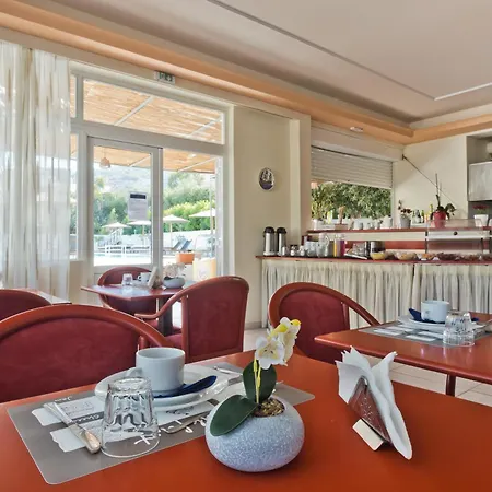 Regina & Apartmanhotel Kárpathosz